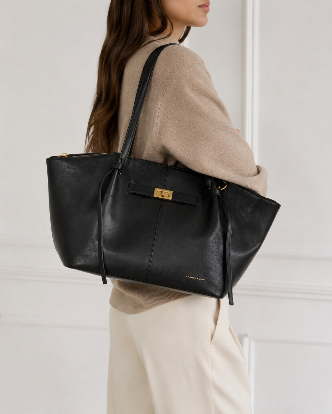 Sac Parisienne Daim - Studio Noir chaise bois profil